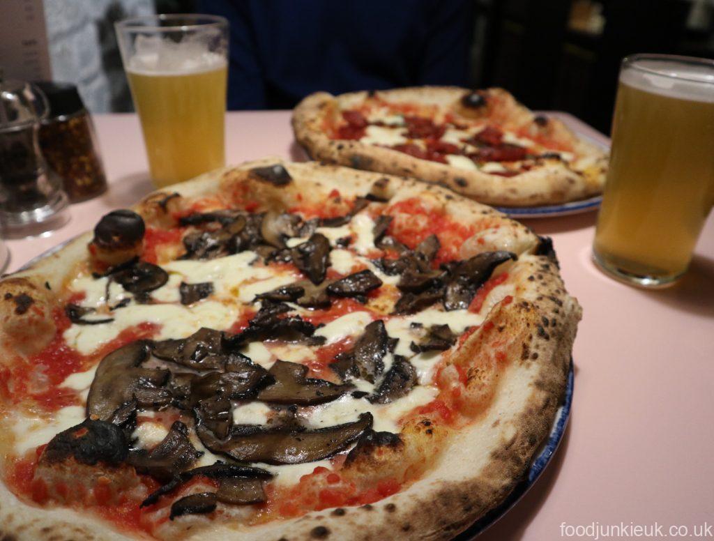 Portobello pizza in ply